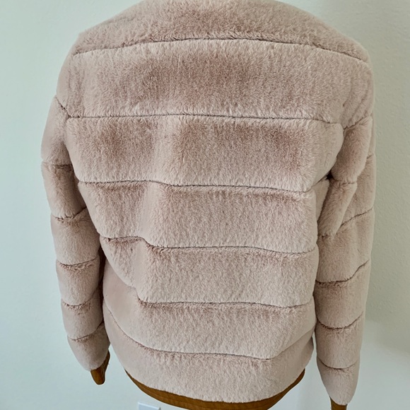 Beautiful!  Faux Fur Jacket! Dress it up or down! - Picture 4 of 7